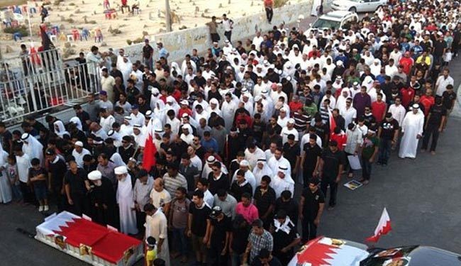 الاف البحرينيين يشاركون بتشييع جثمان الشهيد منصور