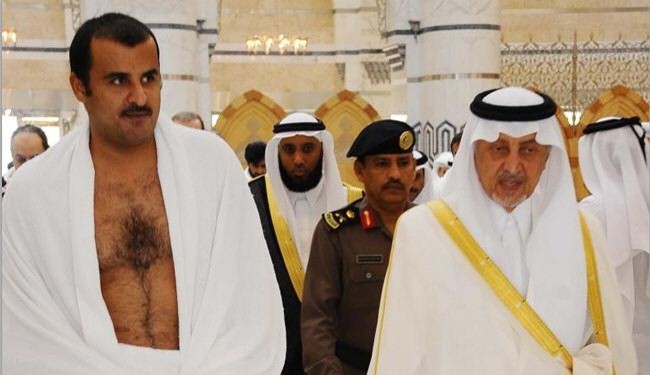 بالصور.. امير قطر وهو يؤدي مناسك العمرة