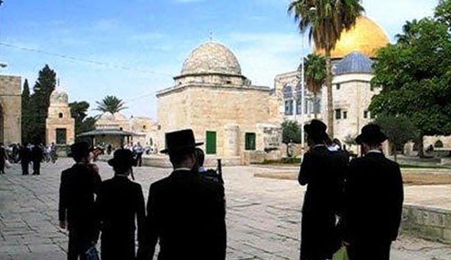 عشرات المستوطنين المتطرفين يقتحمون المسجد الأقصى