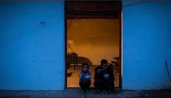 بالصور: طفلة بالتاسعة تقهر بشجاعتها قسوة الحياة