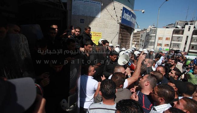 فلسطينيون غاضبون يحاولون اقتحام وحرق قناة الجزيرة القطرية