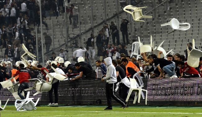 تركيا... صدامات بين الشرطة والمشجعين لكرة القدم