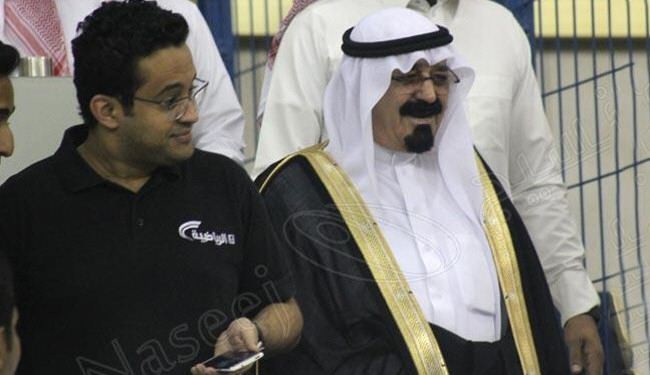 بالصور:من هو شبيه الملك السعودي الذي حضر مباراة رياضية؟