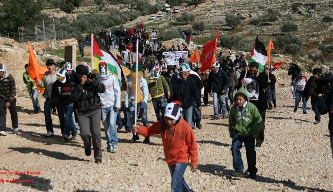 حمله به فلسطینی ها با گلوله های گاز و بمب صوتی