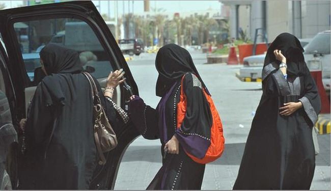 السعوديات يقتربن من مقود السيارة!