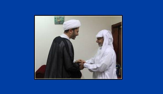 ضرير بحريني معتقل يتم تعصيب عينيه وتعذيبه