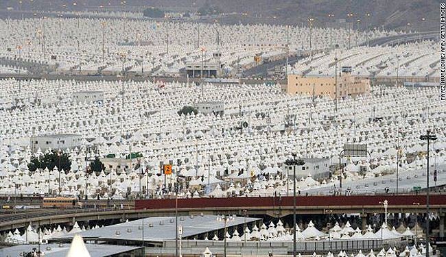 الحجاج يواصلون مناسك الحج من منى برمي جمرة العقبة الكبرى