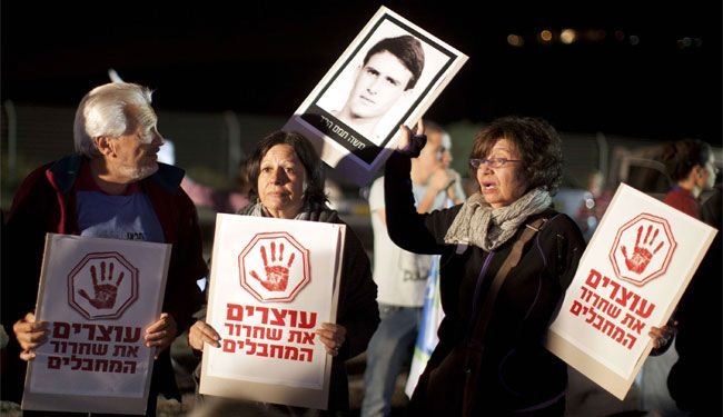 مستوطنون يتظاهرون احتجاجاً على إطلاق سراح سجناء فلسطينيين