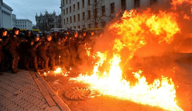 رئيس وزراء اوكرانيا يصف الاحداث في بلاده بالانقلاب