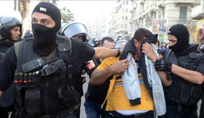 اعتقال 11 قطريا بينهم ضباط في مقر قناة الجزيرة بمصر