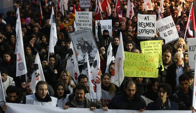 استقالة نائب جديد من الحزب الحاكم في تركيا بسبب فضيحة الفساد