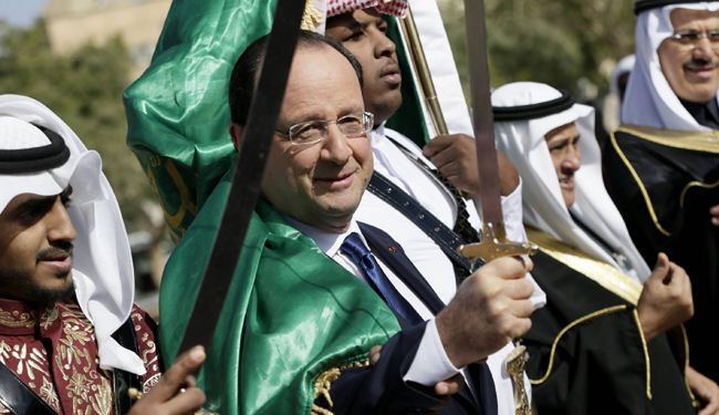 بالصور ..هولاند يرقص تحت العلم السعودي