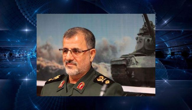 قائد الثورة يمنح قائد سلاح البر للحرس الثوري وسام 