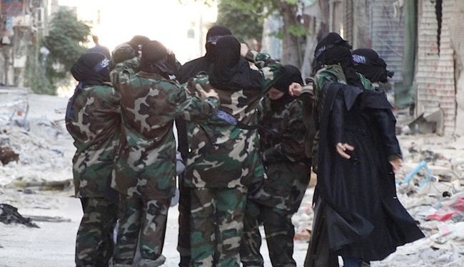 فرنسي يتوجه مع زوجته وابنتيه 
