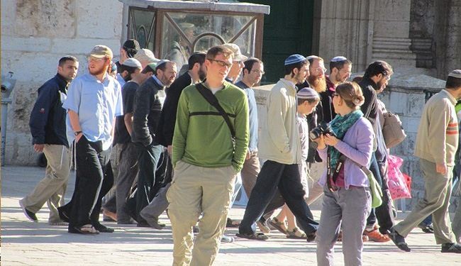 يرددون عبارات عنصرية؛ المستوطنون يدنسون الاقصى مجددا