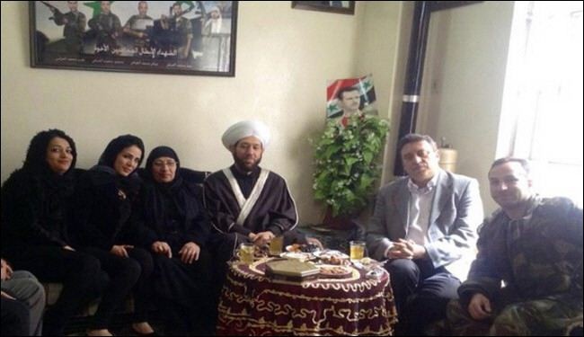 بمناسبة عيد الام..مفتي سوريا يزور ام الشهداء الـ4