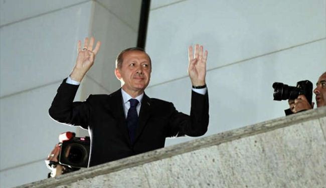 أردوغان يرفع “شعار رابعة” بعد فوزه بانتخابات تركيا