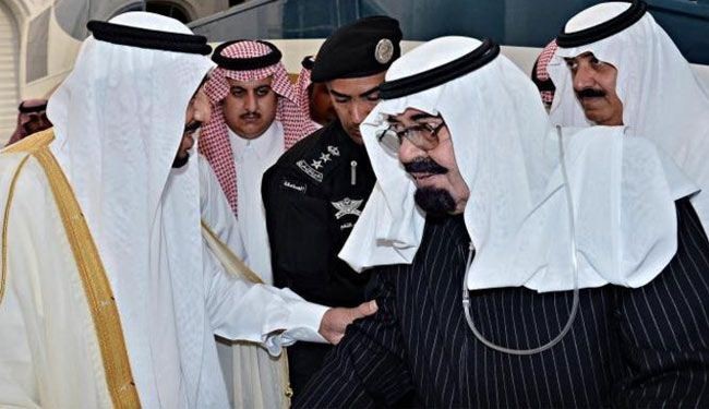 الملك عبدالله يعود للرياض متكئاً على حمالة ويتنفس عبر انبوب اوكسجين