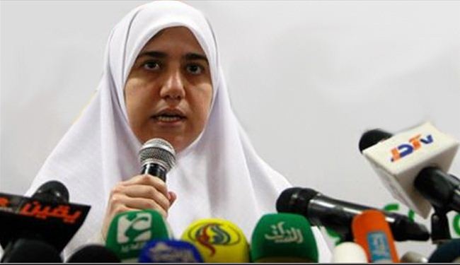 بالصورة/ابنة مرسي: اللي في قفص الاتهام مش ابويه !