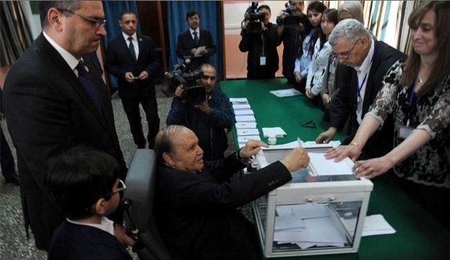 بوتفلیقه با ویلچر پیشتاز انتخابات شد!