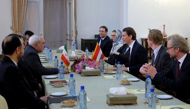 ظريف یؤکد ضرورة تطویر التعاون بین طهران وفیینا