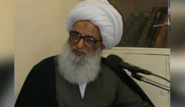 المرجع الديني اية الله النجفي يدلي بصوته في الانتخابات