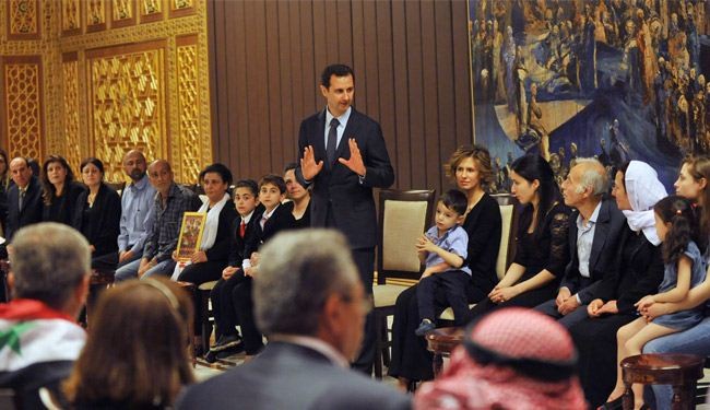 صور/الاسد وزوجته يستقبلان ذوي متطوعين في الجيش سقطوا بالمعارك