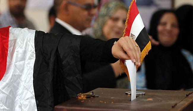 الناخبون المصريون يبدأون الاقتراع لانتخاب رئيس للبلاد