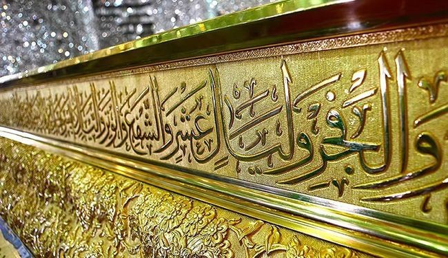 بالصور: تبديل ضريح الإمام الحسين عليه السلام