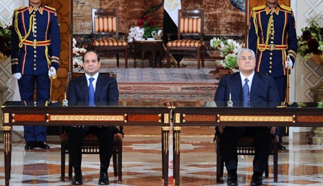 السيسي وعدلي منصور يوقعان وثيقة تسلم السلطة