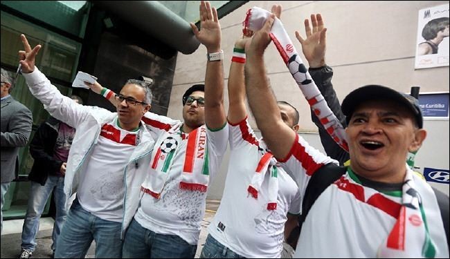 شاهد..مشجعو المنتخب الايراني امام فندق اقامته بالبرازيل