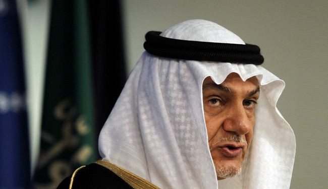 تركي الفيصل يحمل 