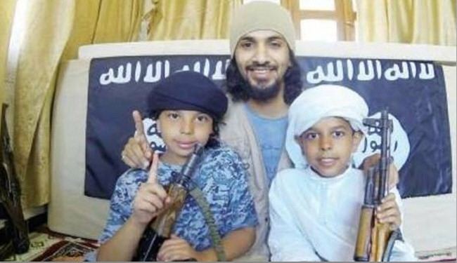 أب سعودي يجند طفليه في تنظيم 