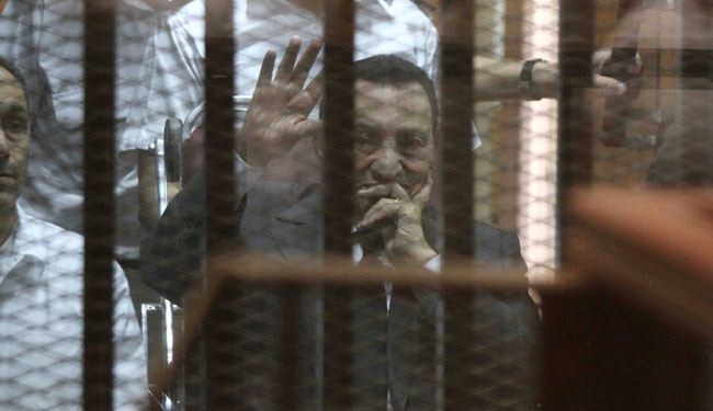 النطق بالحكم في قضية اتهام مبارك بقتل المتظاهرين والفساد، الشهر القادم