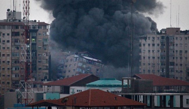 الاحتلال يواصل استهداف المدنيين ويدمر برجا سكنيا في غزة