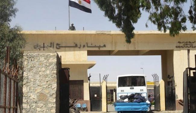 مغادرة حافلة واحدة فقط عبر معبر رفح