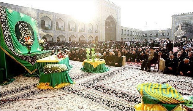 بالصور..تبديل راية قبة ضريح الامام الرضا (ع) بذكرى ميلاده