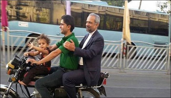 بالصور..مدير مكتب الرئيس روحاني يستقل دراجة نارية