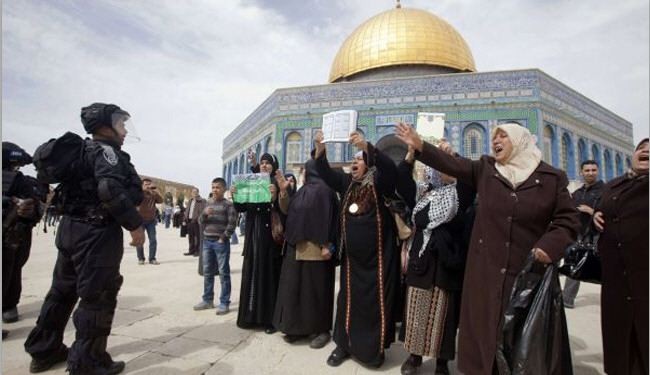 نساء يحرسن المسجد الأقصى لأول مرة في تاريخه