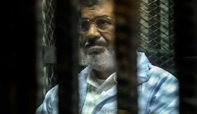مرسي في رسالة عبر فيسبوك يدعو أنصاره لاستمرار الثورة