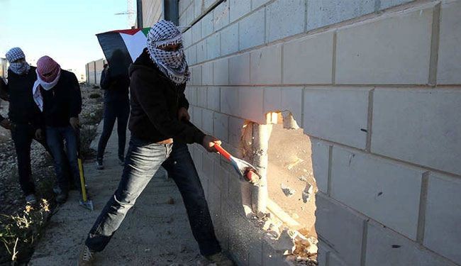 حفرة في الجدار الفاصل بالضفة الغربية إحياء لذكرى سقوط جدار برلين
