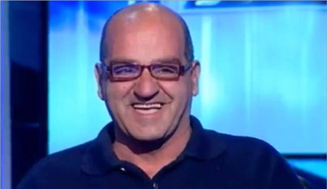بالصورة/ لبناني ينبش قبر أمه ويلتقط 
