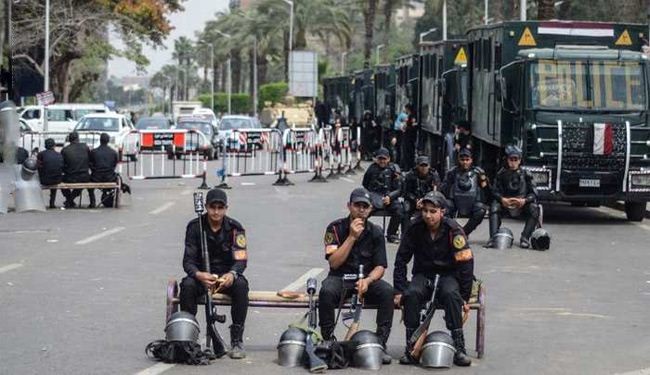مقتل ضابط بتفجيرات مصر مع بدء تظاهرات السلفيين
