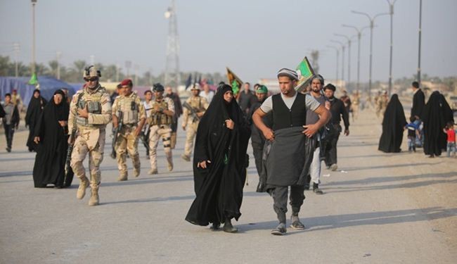 بالصور.. زوار الأربعين يتوجهون إلى كربلاء سيراً على الأقدام
