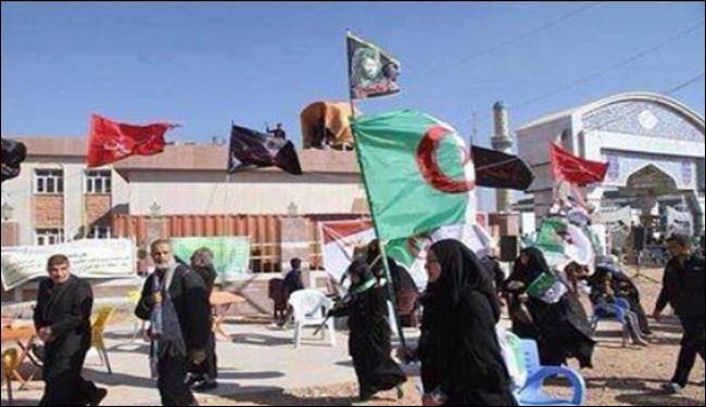 بالصور: زوار الامام الحسين (ع) يرفعون اعلام دولهم بمسيرة الأربعين