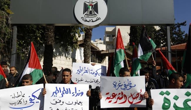 اعتصاب کارمندان غزه، مقر دولت توافقی را تعطیل کرد