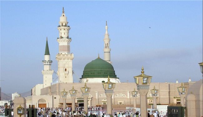 السنة والشيعة يحتفلون بالمولد النبوي وداعش والوهابية يحرمانه