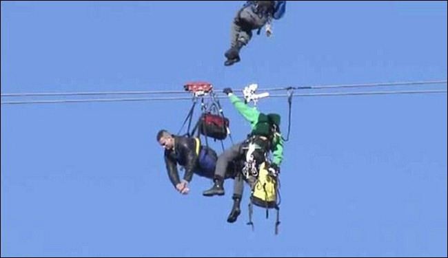 بالصور..سائح يعلق بالهواء على ارتفاع 80 قدما لمدة ساعة