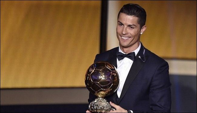 للمرة الثالثة.. رونالدو ينال جائزة الكرة الذهبية 2014
