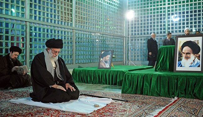 بالصور؛ آية الله خامنئي يزور مرقد الامام الخميني